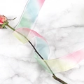 Dettaglio del nastro in chiffon sfumato arcobaleno su steli di rosa e sfondo marmo - 【4cm di larghezza】Sfumato Blu-Caffè 10 Yard di lunghezza