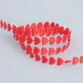 Detail van rood hartvormig polyester lint voor decoratie van huwelijkscadeauverpakking - Hart Stijl / 1 cm Breed