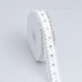 Detailaufnahme von weißem Spitzenband mit Silberperlen für DIY Haarschmuck und Deko - Weiße Spitze Nieten (2.5cm*274cm) / Weiß