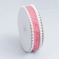 Dettaglio di nastro a quadretti bianchi e rossi con pompon su bobina bianca - Stile Plaid Pompon Bianco