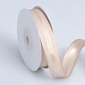 Dettaglio del nastro in gros-grain champagne da 1,5cm con stampa Best Wishes in oro per regali - Rotolo Standard / Bordo Dorato Champagne