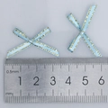 Dettaglio macro di un fiocco in nastro azzurro da 3cm con bordo dorato per il fai da te - Blu