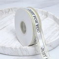 Nastro regalo in raso bianco con bordi dorati e scritta Just For You nera - Stampa Just For You / Largo 2.5cm / Bianco