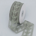 Saliegroen geborduurd kanten lint op witte kartonnen spoel voor doe-het-zelf-werk - 4.5cm Brede Kantrand / Groen