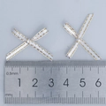 Mini fiocchi di raso bianco con bordi dorati per bricolage mostrati con un righello - Bianco