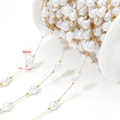 Catena di perle bianche da 8mm stile barocco con perle dorate su rocchetto di plastica - Stile Perla Grande Zucca Irregolare 8mm