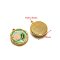 Ciondolo tondo dorato 19mm con smalto verde e fiore di rosa 3D rosa delicato - Ciondolo rosa verde rotondo dorato da 19 mm (F2437-2441)