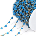 Goldene Edelstahlkette mit blauen Emaille-Herzanhängern auf einer Kunststoffspule - Azurblau