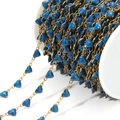 Goldene Edelstahlkette mit dunkelblauen Glitzer-Dreieckanhängern auf einer weißen Spule - Blau