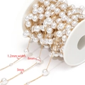 Gouden roestvrijstalen ketting met 8mm en 3mm witte parels op een witte spoel - 8+3mm Parel 1.2mm Afgeplatte Kruis Ketting Goud