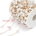 Gouden roestvrijstalen kruisketting met witte parels van 5mm en 8mm op een witte spoel - 8+5mm Parel 1.2mm Afgeplatte Kruis Ketting Goud
