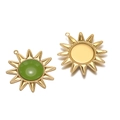 Pendentif soleil doré avec pierre précieuse verte et base métallique assortie - Vert Herbe