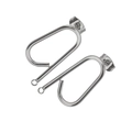 Nahaufnahme silberner U-förmiger Edelstahl-Ohrstecker mit DIY-Verbindungsschleifen - Q-Form Ohrring / Stahlfarben