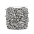 Detailopname van 4,5 mm roestvrijstalen ovale schakelketting op een witte plastic spoel - Staalkleur