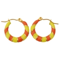 Dettaglio dei cerchi dorati a forma di C intrecciati con finitura in smalto arancione - Perno 0.6mm 4*20mm / Giallo Limone Arancio Rosso - Orecchini Cerchio Smalto Bicolore Forma C