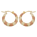 Dettaglio di orecchini a cerchio dorati con smalto crema e rosa a spirale - Perno 0.6mm 4*20mm / Caffè Chiaro Beige - Orecchini Cerchio Smalto Bicolore Forma C