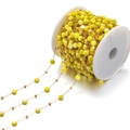 Detalle de cadena de cuentas de vidrio amarillo con eslabones dorados para crear joyas - Amarillo Brillante (F2093)