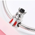 Makroaufnahme von 925er Silber Zirkuskatze Charm mit Emaille auf Schlangenarmband - Zauberhut-Hase (PC0769)