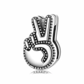 Charm a forma di gesto della mano vittoria in argento sterling S925 ossidato - Gesto V della Vittoria (PR0065)
