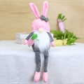 Gnomo di Pasqua con orecchie di coniglio rosa che tiene una carota su pelliccia - Rosa (Bambola di Pasqua Berretto Rosa)