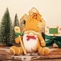 Lebkuchen Weihnachtsgnom Plüsch mit weißem Bart und Holzlöffel in festlicher Szene - Lebkuchen-Gnom mit Löffel