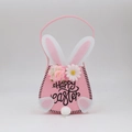 Dettaglio del cesto a forma di coniglietto pasquale in feltro rosa con decoro floreale - Rosa