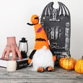 Halloween Zwerg mit Sense und Fledermaushut vor gruseligem Friedhofshintergrund - Oranger Hut Fledermaus