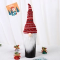Housse de bouteille de vin gnome de Noël avec bonnet rouge tricoté et longue barbe blanche - Rayures Rouges et Grises