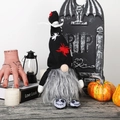 Halloween-Gnom Plüschfigur mit schwarzem Spinne-Hut und Sichel in Grusel-Dekoration - Schwarzer Hut Spinne