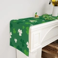St. Patrick's Day Tischläufer grün mit Kleeblatt-Muster auf einem Kaminsims dekoriert - Glücksblatt Grüner Tischläufer / 33*183cm