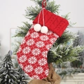 Detail van rood-witte gebreide kerstsok met sneeuwvlokken en pluche bollen decoratie - M1-3 Grote Gebreide Sneeuwvlok