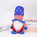 Gnome patriotique du 4 juillet avec chapeau étoilé sur un fond blanc épuré - Style de Chapeau à Motif d'Étoile Bleue (Style de Chapeau Bleu)