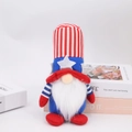 Détail d'un gnome patriote du 4 juillet avec chapeau rayé posé sur des livres décoratifs - Style de Chapeau à Rayures Rouges et Blanches (Style de Chapeau Rouge)