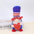 Detail eines patriotischen Gnomes zum 4. Juli mit Sternen-Herz und gestreiftem Hut - Herz