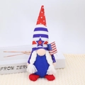 Detailansicht eines patriotischen Gnoms mit Hut in US-Flaggen-Design und weißen Zöpfen - Flagge
