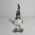 Détail d'un gnome de Noël avec étoile lumineuse, bonnet en tricot et jambes suspendues - Gris