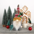 Gnomo di Natale in peluche con cappello jacquard e dettaglio di agrifoglio in scena festiva - Stile Maschile Grigio (Con Barba)