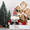 Gnomo di Natale in peluche con cappello lavorato a maglia rosso e grigio su un albero - Rosso
