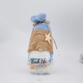 Detalle de un gnomo de peluche de playa con un letrero de Beach Life IS THE BEST LIFE - Marrón Azul