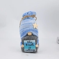 Detalle de gnomo playero con gorro a rayas y cartel de madera the beach is calling - gris oscuro