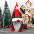 Detalle de un gnomo navideño con astas, gorro rojo y campana dorada de decoración - Estilo de Hombre