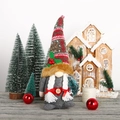 Dettaglio di gnomo di Natale con cappello in maglia, bacche e mini albero festivo - Stile Femminile Grigio (Con Trecce)