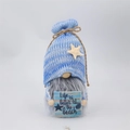 Detalle de gnomo playero con gorro de punto, estrella de mar y cartel decorativo - Gris