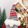 Gnome de Noël décoratif avec bonnet en tricot rouge et barbe en peluche sur fond festif - Rouge