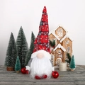 Dettaglio di uno gnomo di Natale con cappello scozzese rosso e motivi di fiocchi di neve - Cappello Plaid Luminoso Rosso