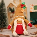 Weihnachtlicher Lebkuchen-Gnom mit Strickmütze und festlichen Stechpalmen-Dekorationen - Lebkuchenmann Spitzhut Geflochtene Zöpfe (Damen) / Damenstil
