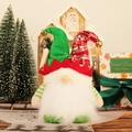 Dettaglio dello gnomo di Natale con paillettes rosse, velluto verde e barba bianca - Gnomo con Cappello di Paillettes Verde Con Luce LED