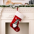Rode gebreide kerstsok met 3D-kabouter en witte sneeuwvlokken hangend aan een open haard - Rood