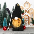 Schwarzer Ninja-Katzen-Weihnachtswichtel mit orangefarbenem Bart und goldener Glocke - Schwarze Katze Rudolf