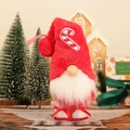 Stehender Weihnachtszwerg mit roter Mütze und Zuckerstangen-Design für die Weihnachtsdeko - Zuckerstange-Stil